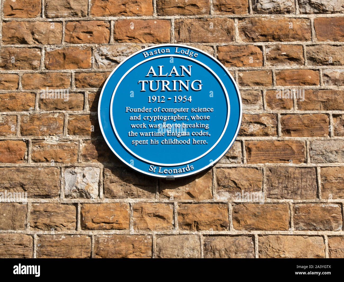 Targa blu sulla casa d'infanzia di computer pioneer e tempo di guerra crittografo, Alan Turing, East Sussex, Regno Unito Foto Stock