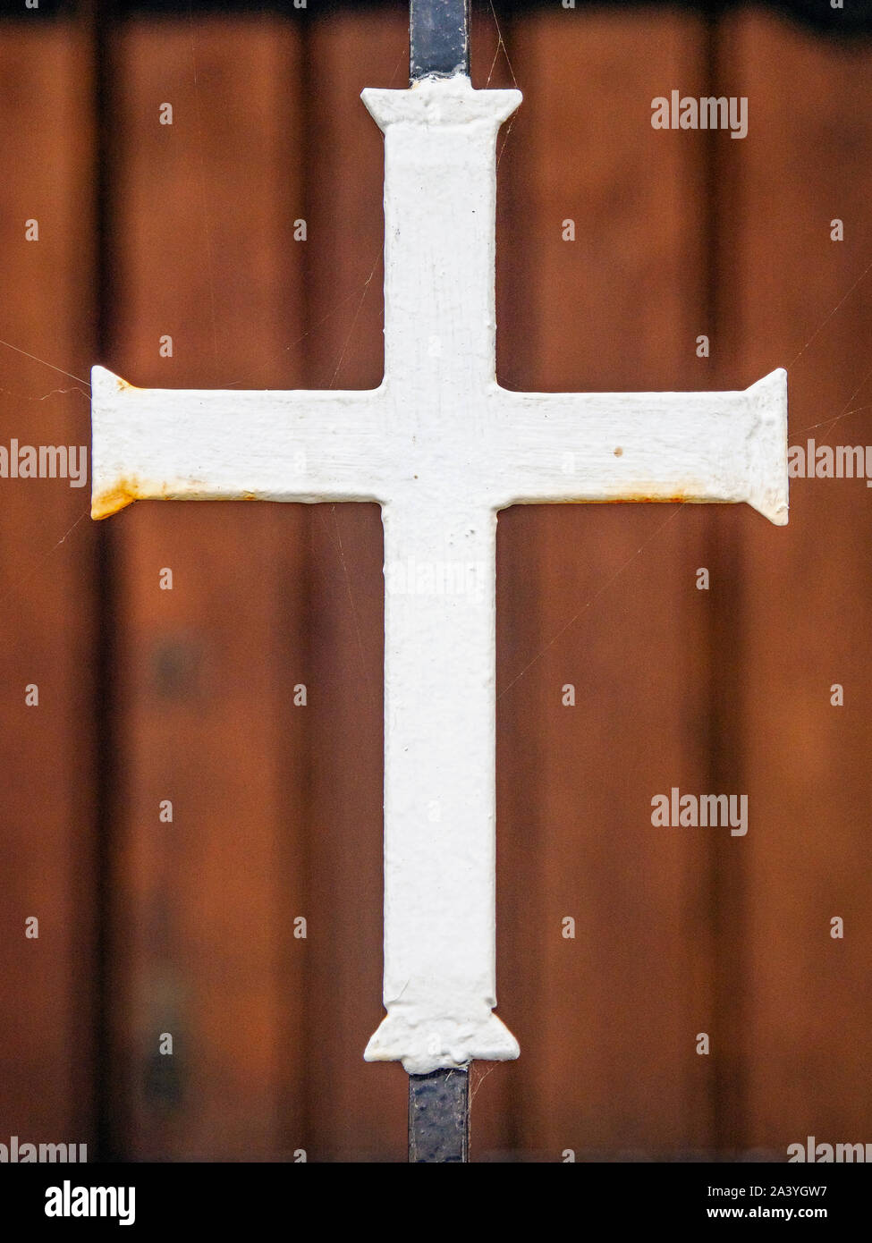 Una croce bianca sulla porta di una chiesa a Greenock, Inverclyde, Scotland, Regno Unito. Foto Stock
