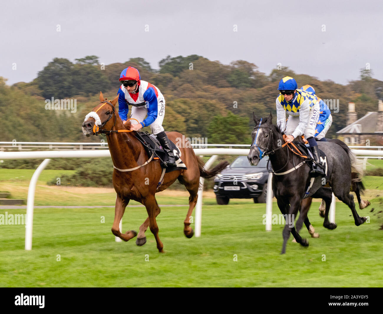 Jockey Daniel Tudhope su quanto bizzarro sul loro modo di vincere il reggimento reale della Scozia Handicap a Musselburgh - 29 settembre 2019. Foto Stock