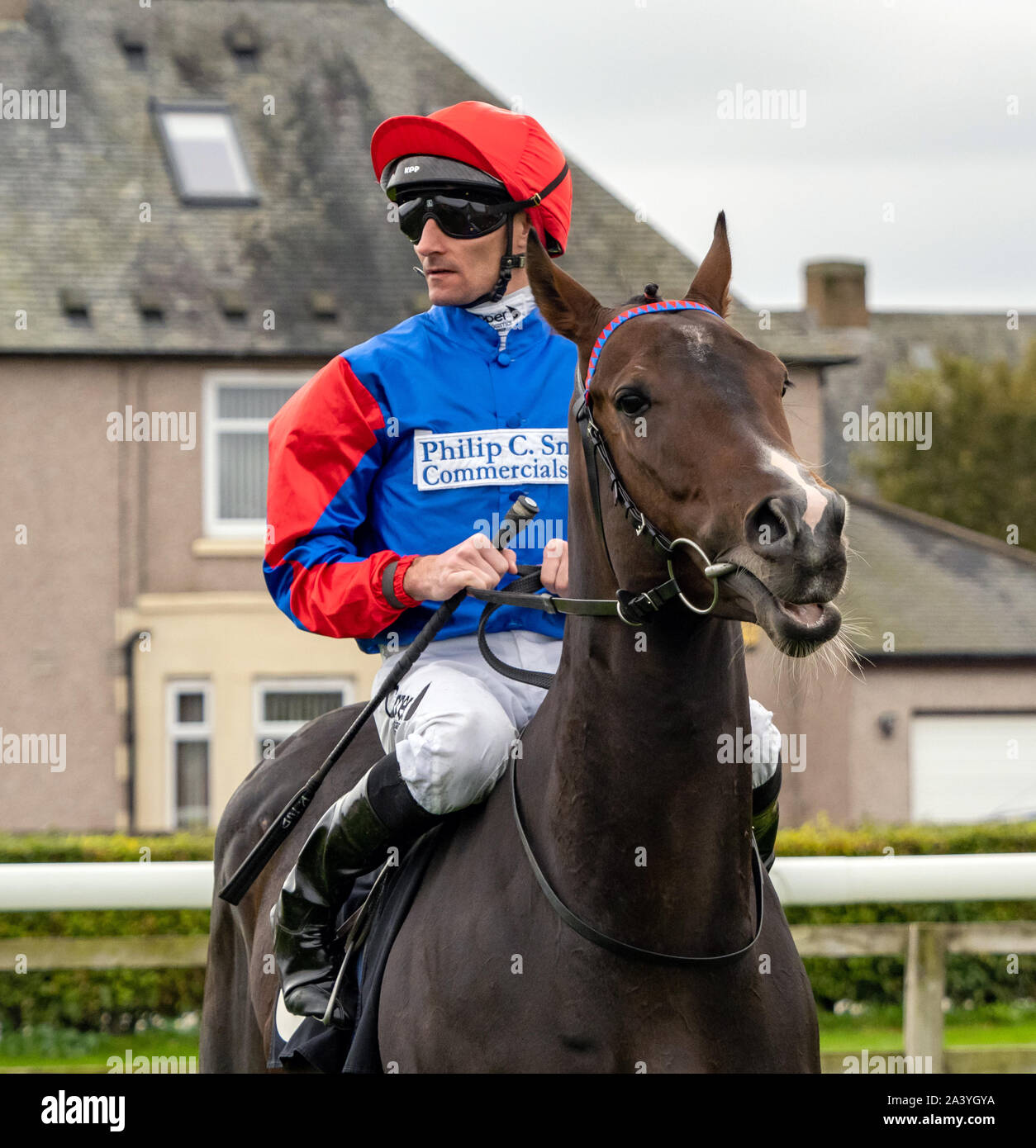 Jockey Daniel Tudhope su Jeffrey Harris, prima della Royal Scots Club Handicap a Musselburgh - 29 settembre 2019. Foto Stock