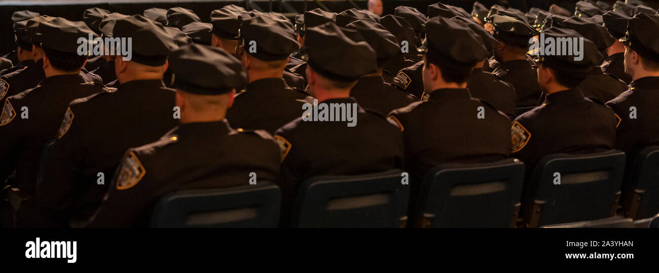 New York, Stati Uniti. 10 ottobre, 2019. Atmosfera con i nuovi diplomati degli ufficiali durante la polizia di New York Academy cerimonia di laurea presso il Madison Square Garden (foto di Lev Radin/Pacific Stampa) Credito: Pacific Press Agency/Alamy Live News Foto Stock