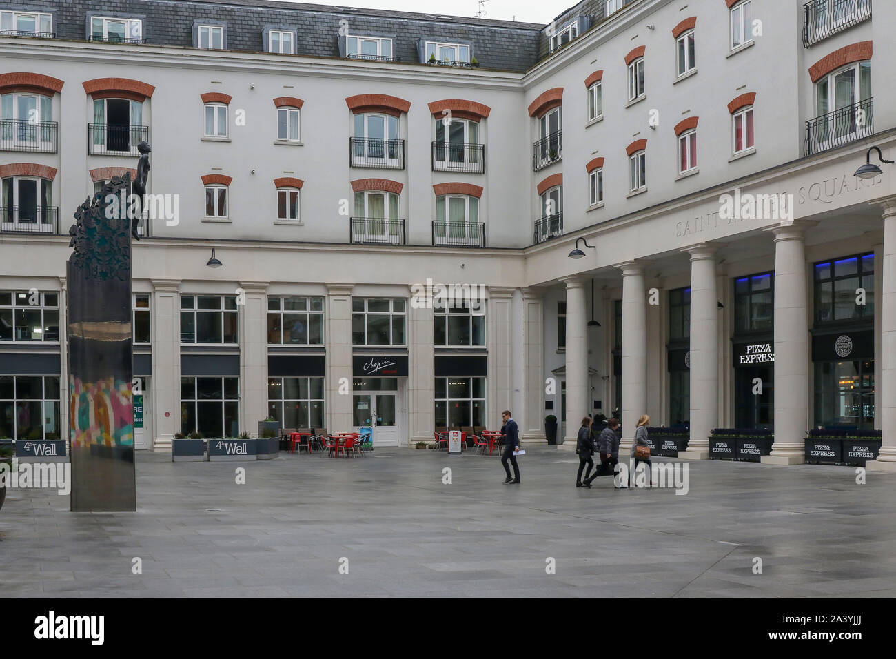 Le persone camminare su una piazza commerciale a Belfast. La St Anne's Square nel quartiere della Cattedrale di Belfast è un misto residenziale e commerciale square. Foto Stock