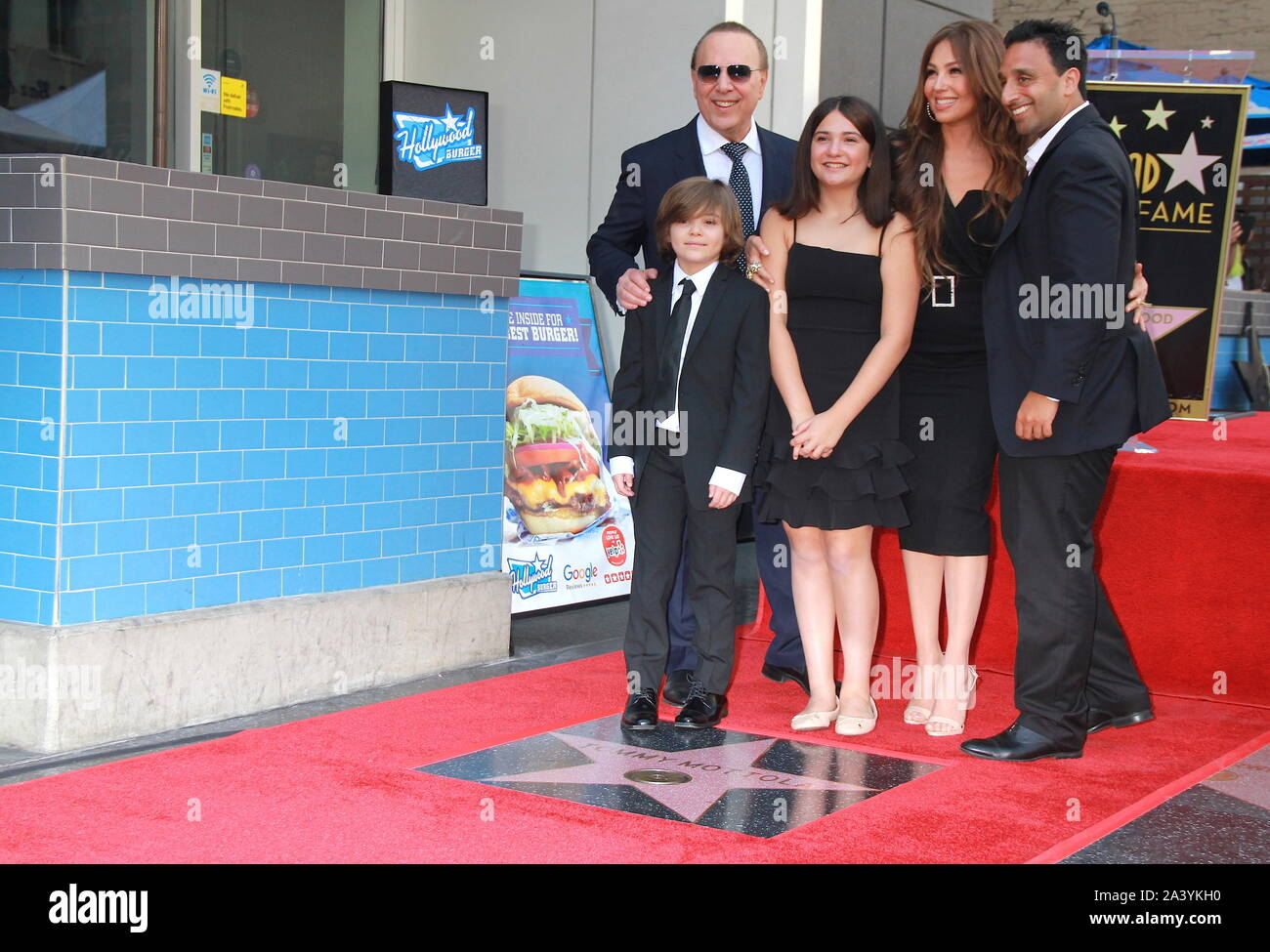 Il 9 ottobre 2019, Hollywood, California, Stati Uniti d'America: mi16073CHW.Hollywood Camera di Commercio onori Music Mogul Tommy Mottola con stella sulla Hollywood Walk of Fame.6270 Hollywood Boulevard accanto al W Hotel, Hollywood, California, Stati Uniti d'America .10/10/2019 .TOMMY MOTTOLA, Matteo Mottola, SABRINA MOTTOLA, THALIA E MICHAEL MOTTOLA.Â©Clinton H.Wallace/Photomundo International/ Foto Inc (credito Immagine: © Clinton Wallace/Globe foto via ZUMA filo) Foto Stock