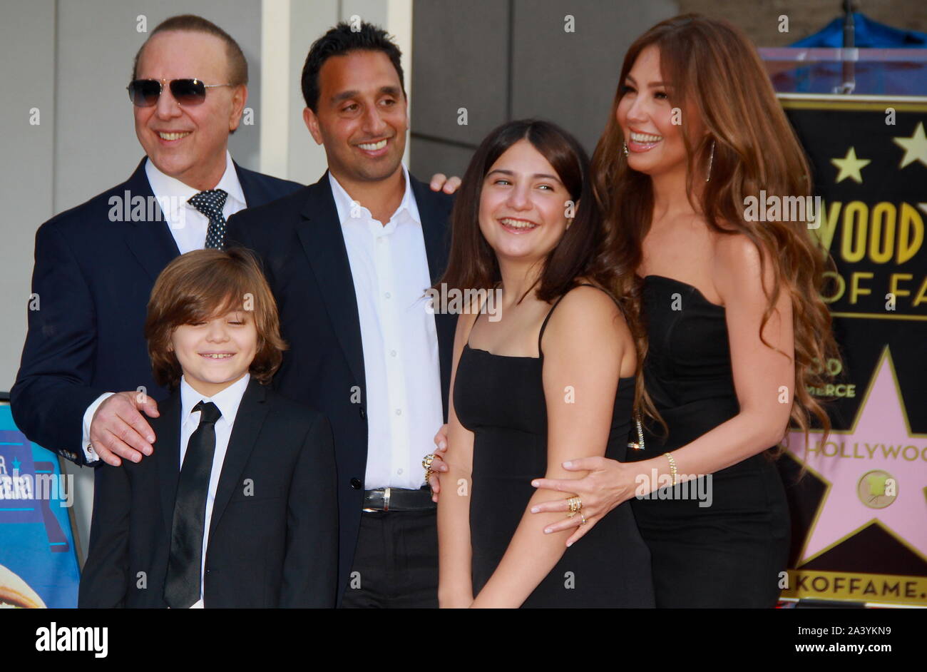 Il 9 ottobre 2019, Hollywood, California, Stati Uniti d'America: mi16073CHW.Hollywood Camera di Commercio onori Music Mogul Tommy Mottola con stella sulla Hollywood Walk of Fame.6270 Hollywood Boulevard accanto al W Hotel, Hollywood, California, Stati Uniti d'America .10/10/2019 .TOMMY MOTTOLA, Matteo Mottola, SABRINA MOTTOLA, THALIA E MICHAEL MOTTOLA.Â©Clinton H.Wallace/Photomundo International/ Foto Inc (credito Immagine: © Clinton Wallace/Globe foto via ZUMA filo) Foto Stock