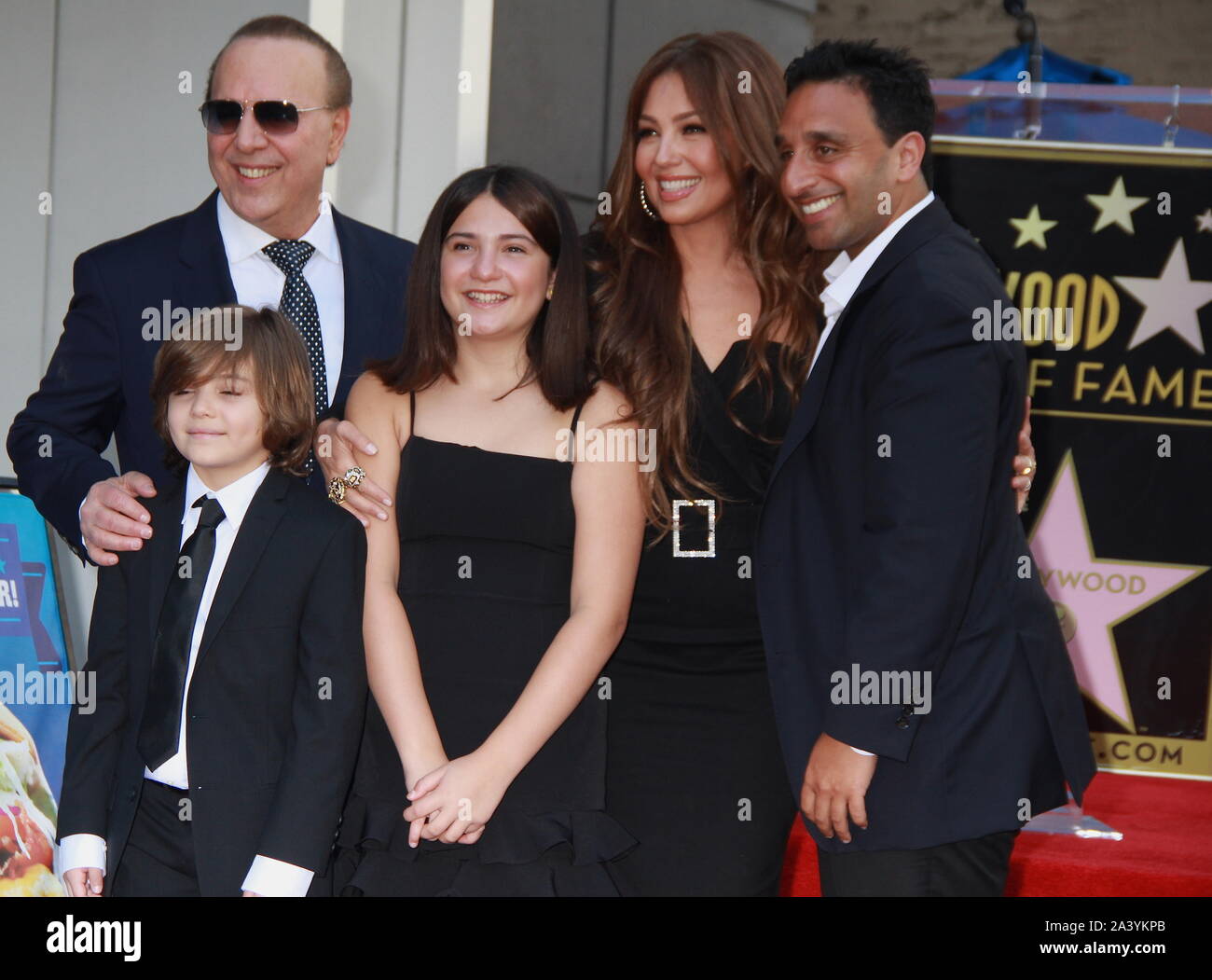 Il 9 ottobre 2019, Hollywood, California, Stati Uniti d'America: mi16073CHW.Hollywood Camera di Commercio onori Music Mogul Tommy Mottola con stella sulla Hollywood Walk of Fame.6270 Hollywood Boulevard accanto al W Hotel, Hollywood, California, Stati Uniti d'America .10/10/2019 .TOMMY MOTTOLA, Matteo Mottola, SABRINA MOTTOLA, THALIA E MICHAEL MOTTOLA.Â©Clinton H.Wallace/Photomundo International/ Foto Inc (credito Immagine: © Clinton Wallace/Globe foto via ZUMA filo) Foto Stock