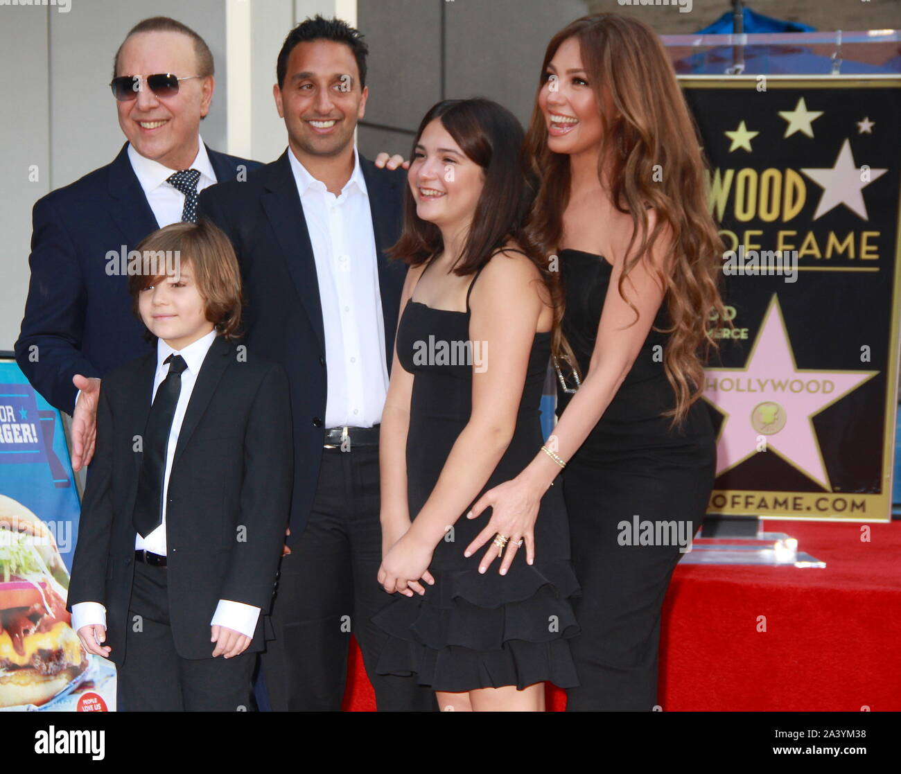 Il 9 ottobre 2019, Hollywood, California, Stati Uniti d'America: mi16073CHW.Hollywood Camera di Commercio onori Music Mogul Tommy Mottola con stella sulla Hollywood Walk of Fame.6270 Hollywood Boulevard accanto al W Hotel, Hollywood, California, Stati Uniti d'America .10/10/2019 .TOMMY MOTTOLA, Matteo Mottola, SABRINA MOTTOLA, THALIA E MICHAEL MOTTOLA.Â©Clinton H.Wallace/Photomundo International/ Foto Inc (credito Immagine: © Clinton Wallace/Globe foto via ZUMA filo) Foto Stock