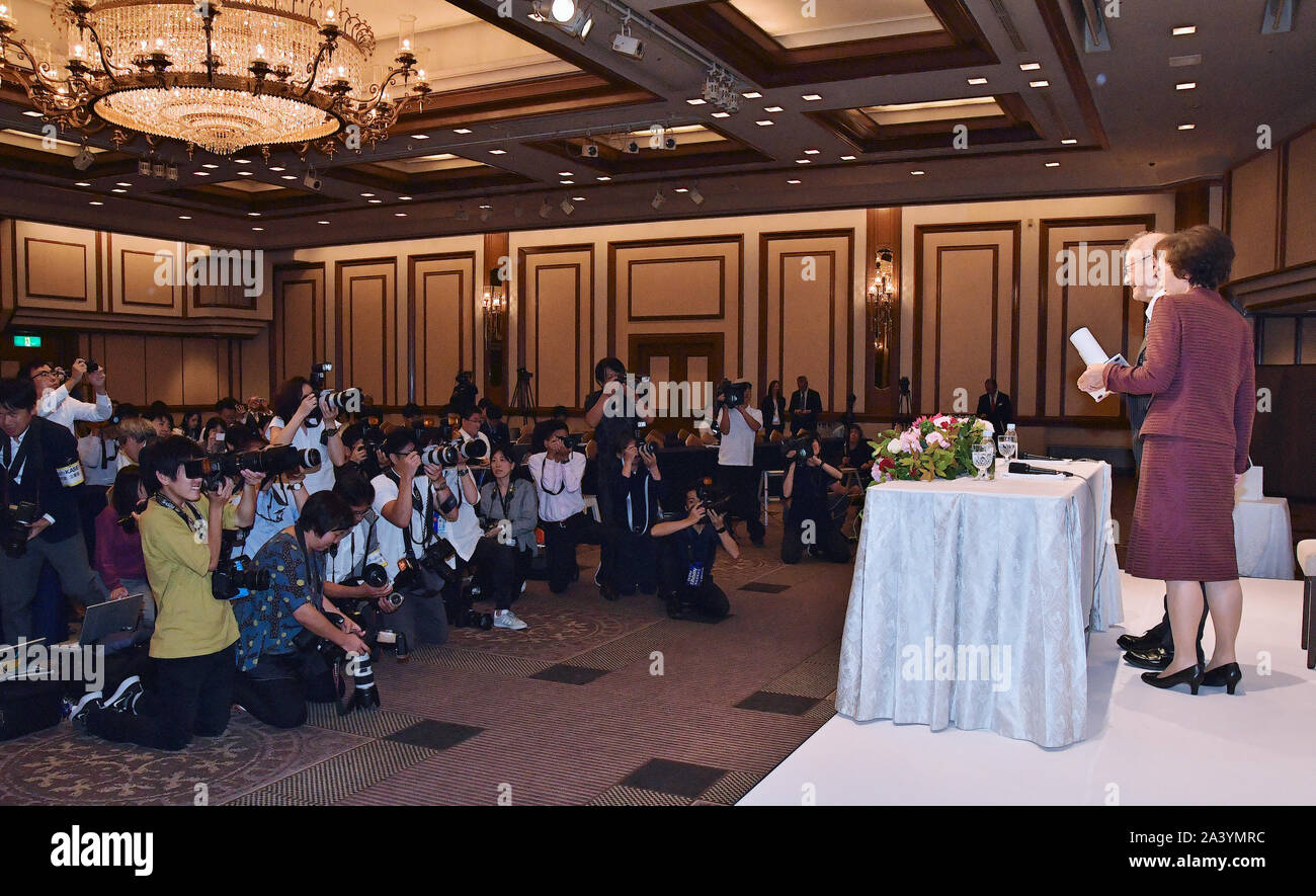 Honorary Fellow con Asahi Kasei Corp. e professore a Meijo University in Nagoya, Akira Yoshino e sua moglie Kumiko partecipare ad una conferenza stampa presso l'hotel Imperial a Tokyo in Giappone il 10 ottobre 2019. Credito: AFLO/Alamy Live News Foto Stock