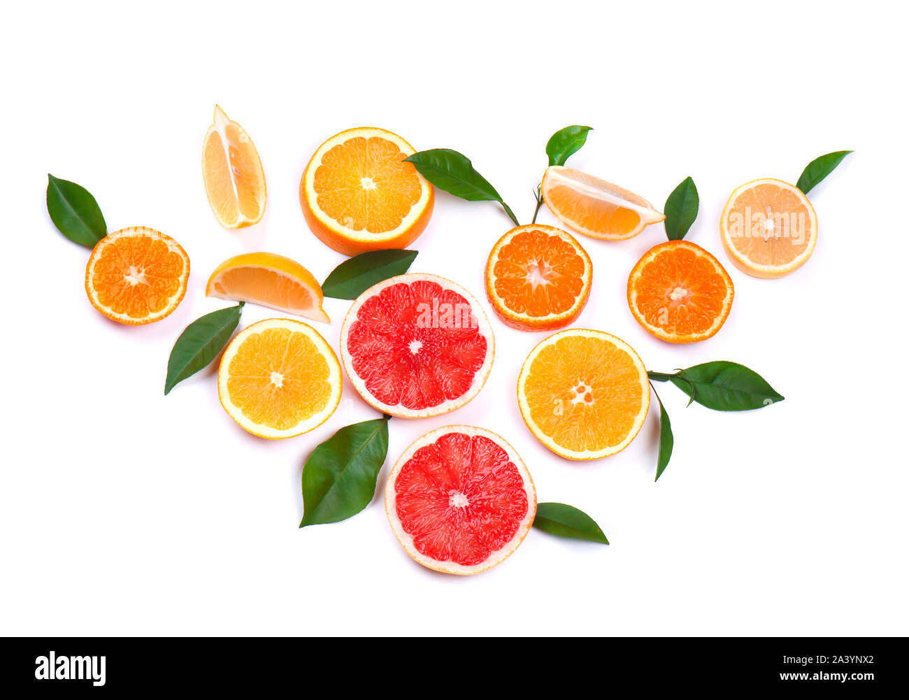Agrumi isolati su sfondo bianco. Isolato di agrumi. Pezzi di limone, pompelmo rosa e arancio isolato su sfondo bianco, con Foto Stock