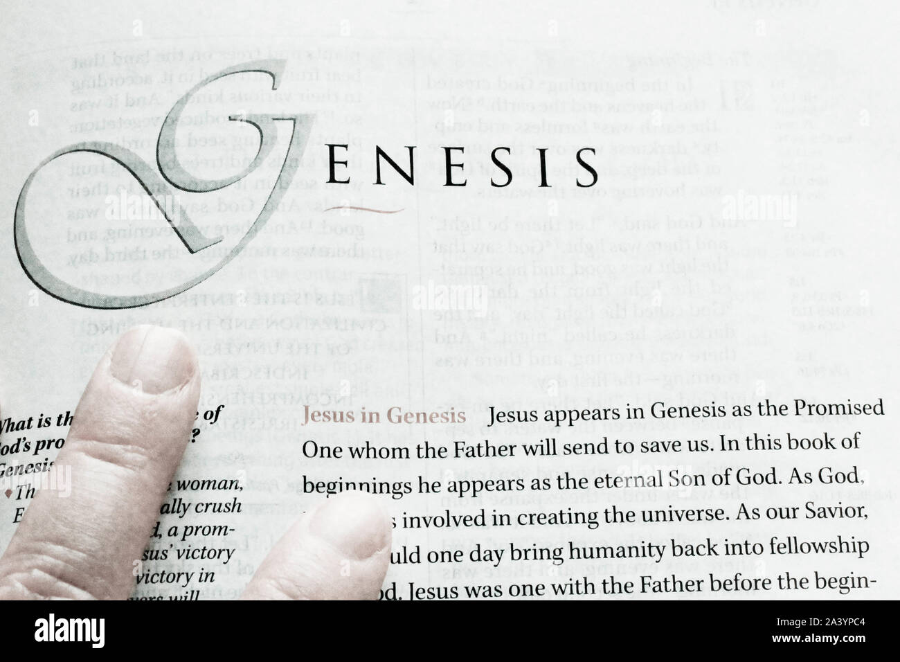 Una Bibbia studio utilizza le dita come un segnaposto mentre studiava la Genesi, il primo libro del Vecchio Testamento e il primo libro della Bibbia. Foto Stock