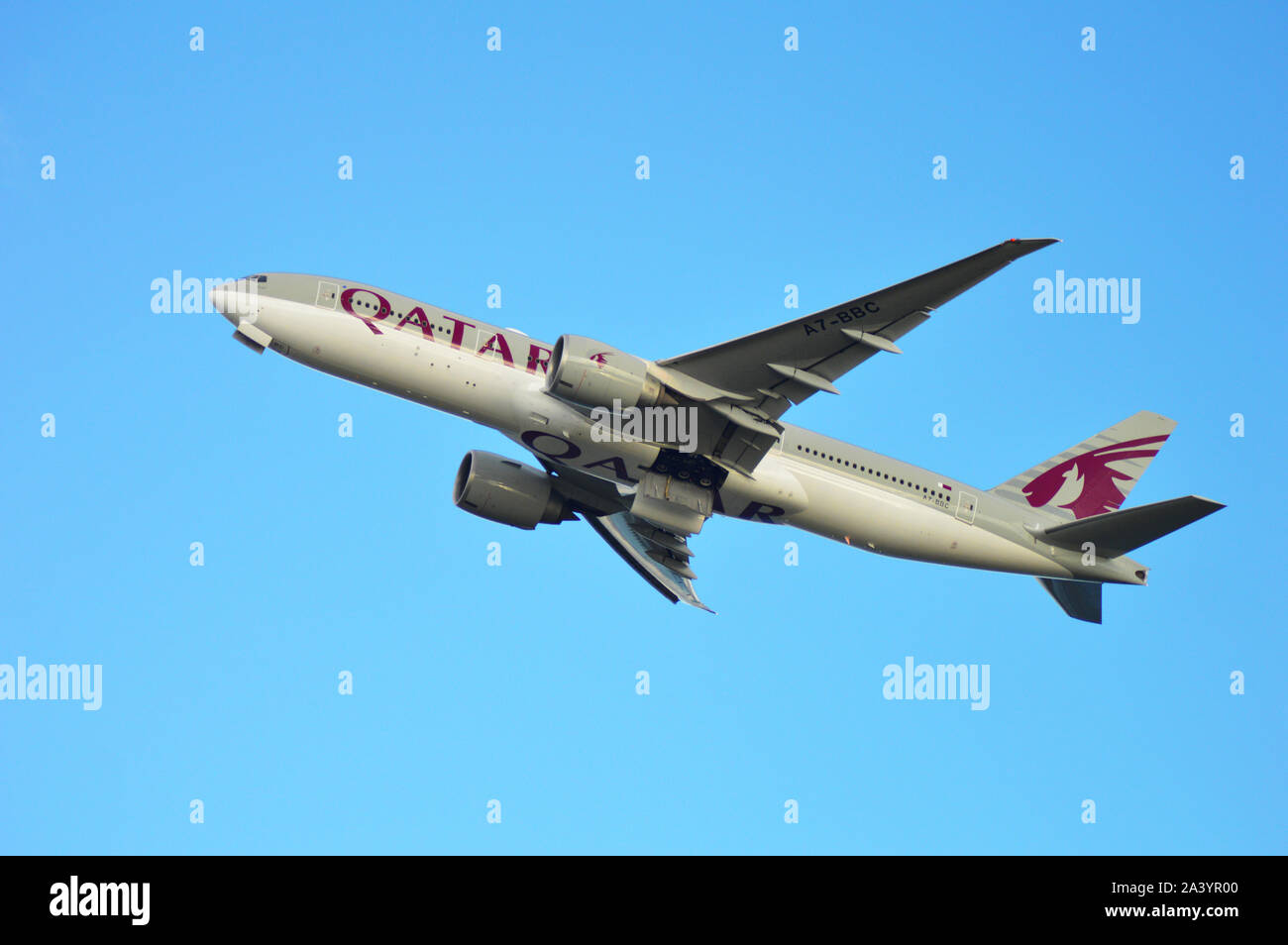 Qatar Airways Boeing 777, decollo Aeroporto internazionale di Auckland Foto Stock