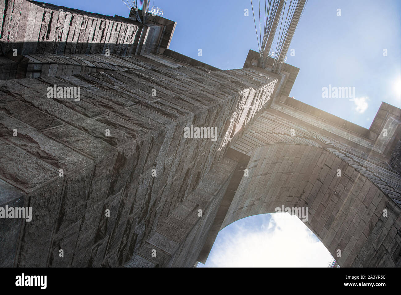 Manhattan Bridge ritratto nella città di New York con raggi solari Foto Stock