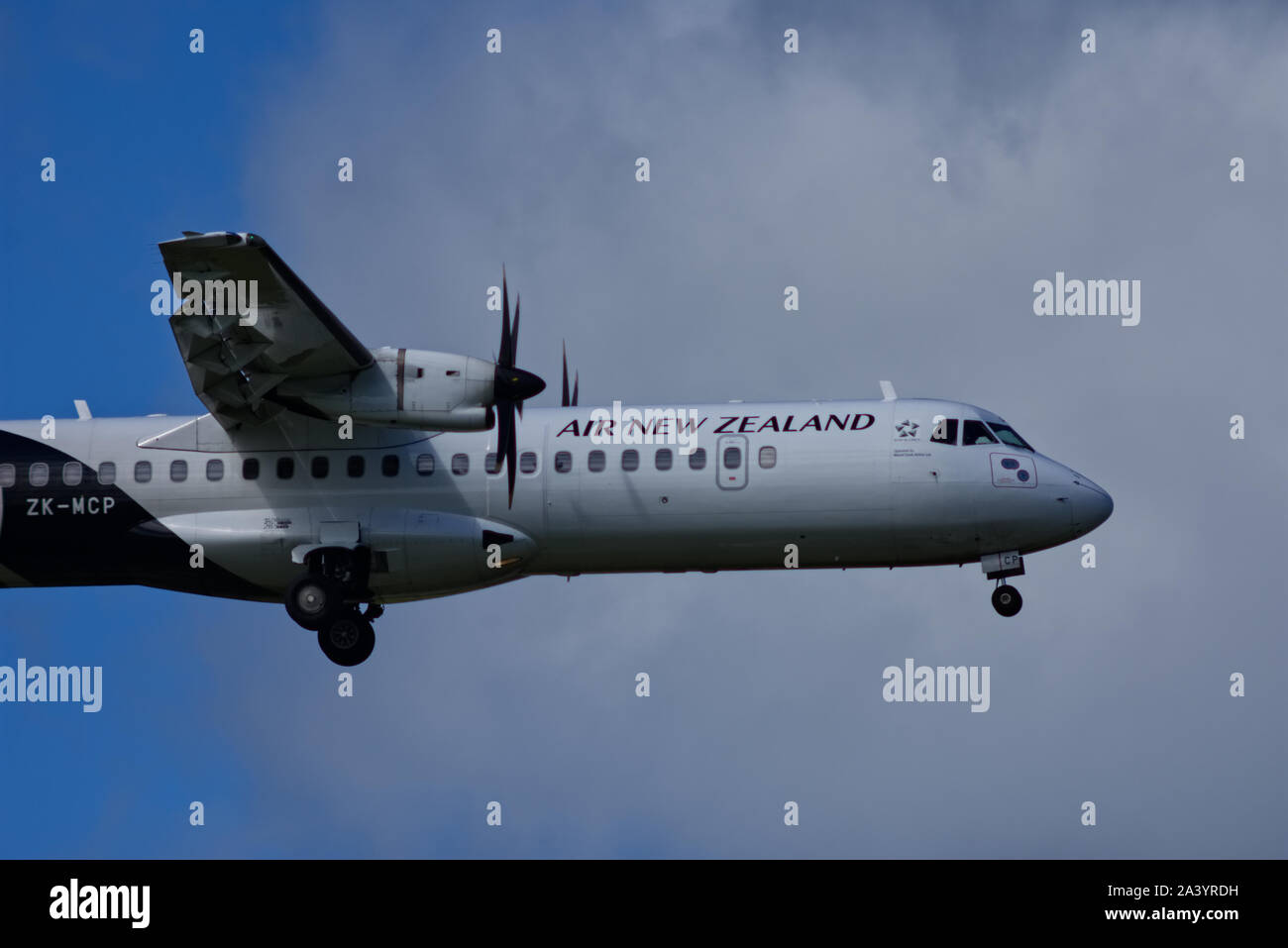 Aria Nuova Zelanda, ATR 72, a turboelica, atterrando all'Aeroporto Internazionale di Auckland Foto Stock