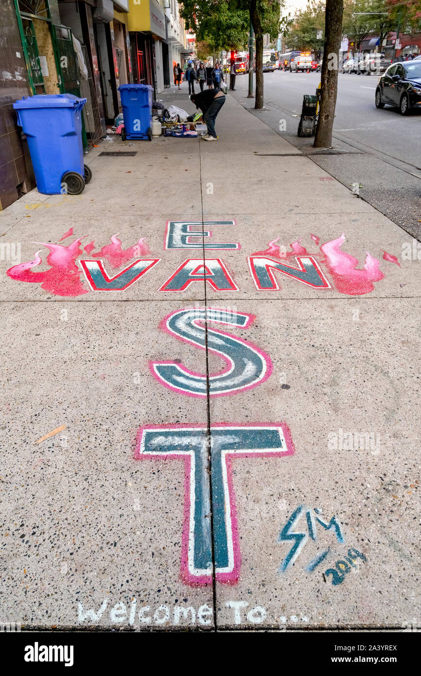 Benvenuto a Oriente Van, croce, simbolo dipinto su Hastings Street sidewalk, DTES, Vancouver, British Columbia, Canada Foto Stock