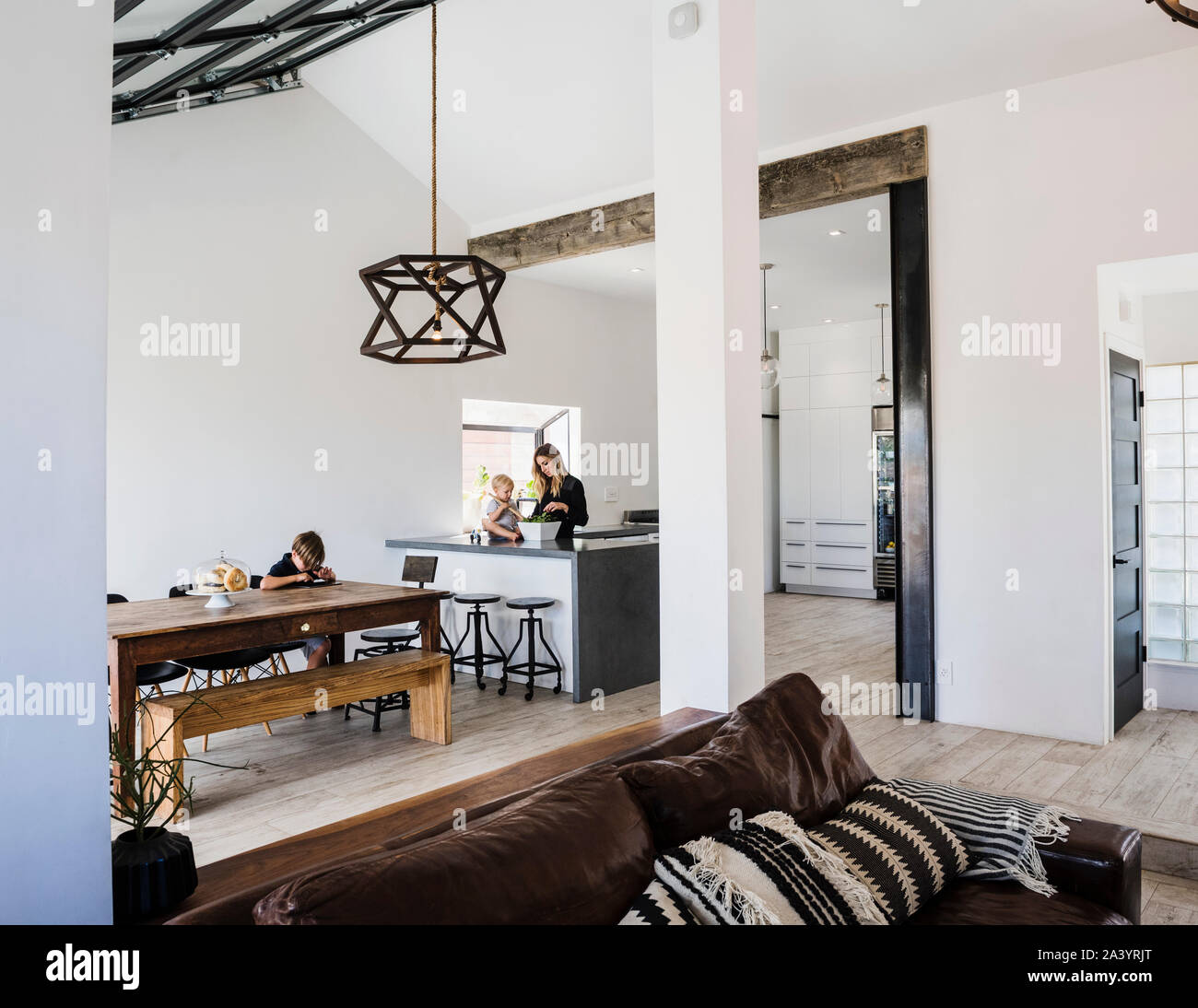 Madre e bambini in cucina e sala da pranzo Foto Stock