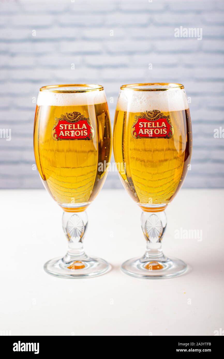 Due tazze di Stella Artois piena di birra Foto Stock