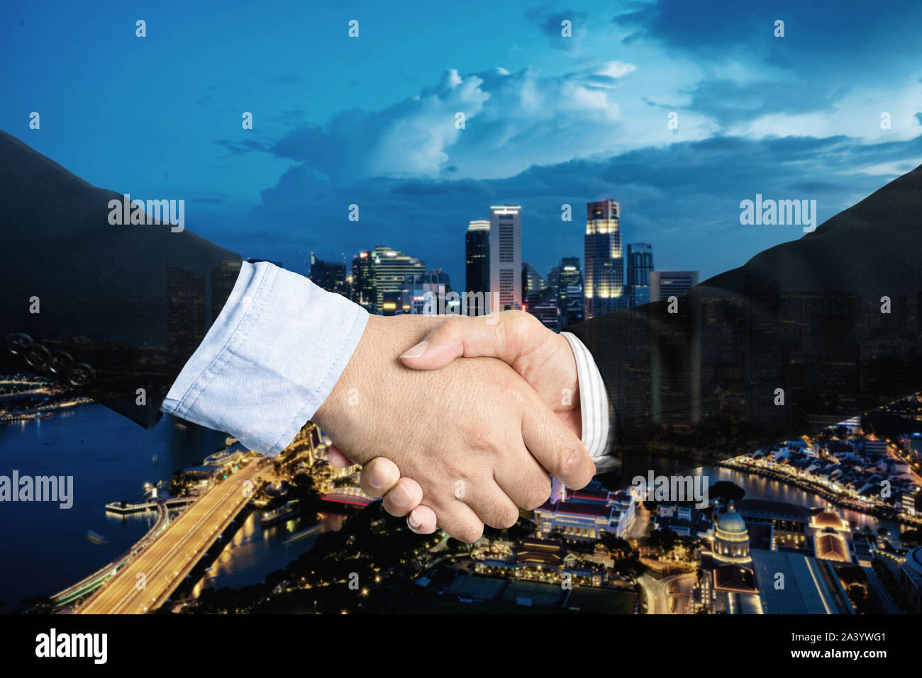La doppia esposizione, di cooperazione o di partenariato imprese agitando la mano con il partenariato dopo rendere redditizio accordo con Singapore città in background Foto Stock