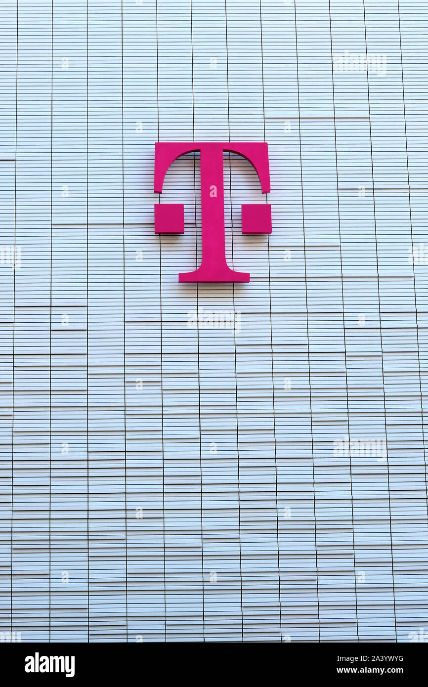 Logo T-Mobile sulla parete esterna del flagship store di Union Square nel centro cittadino di San Francisco, California; T-Mobile logo sulla parete esterna. Foto Stock