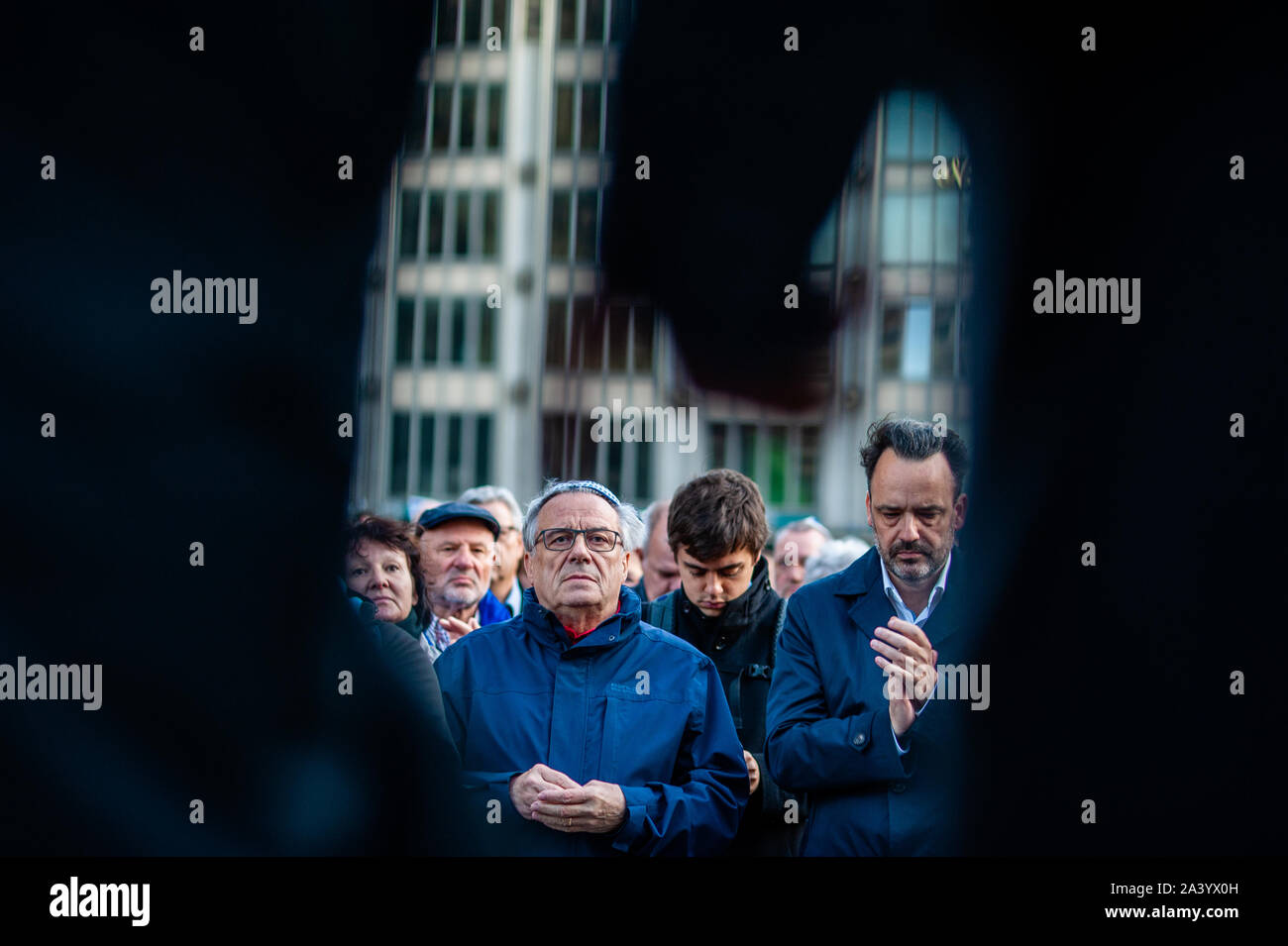 Colonia, Germania. 10 ottobre, 2019. I partecipanti si vede tra i due altoparlanti durante il mese di marzo.Dopo due persone sono state uccise da un bandito che tenti di entrare in una sinagoga a est della città tedesca di Halle è stato un rally programmati in Colonia. Centinaia di persone si sono radunate intorno alla cattedrale di Colonia per mostrare il loro supporto in solidarietà con la comunità degli ebrei in Halle e ovunque. Il rally è stato organizzato dalla Germania due partiti politici e Deutsch-Israelische Gesellschaft (DIG), un gruppo di lavoro dell'Associazione federale delle società German-Israeli. Credito: SOPA Immagini limitata/Alamy Live News Foto Stock