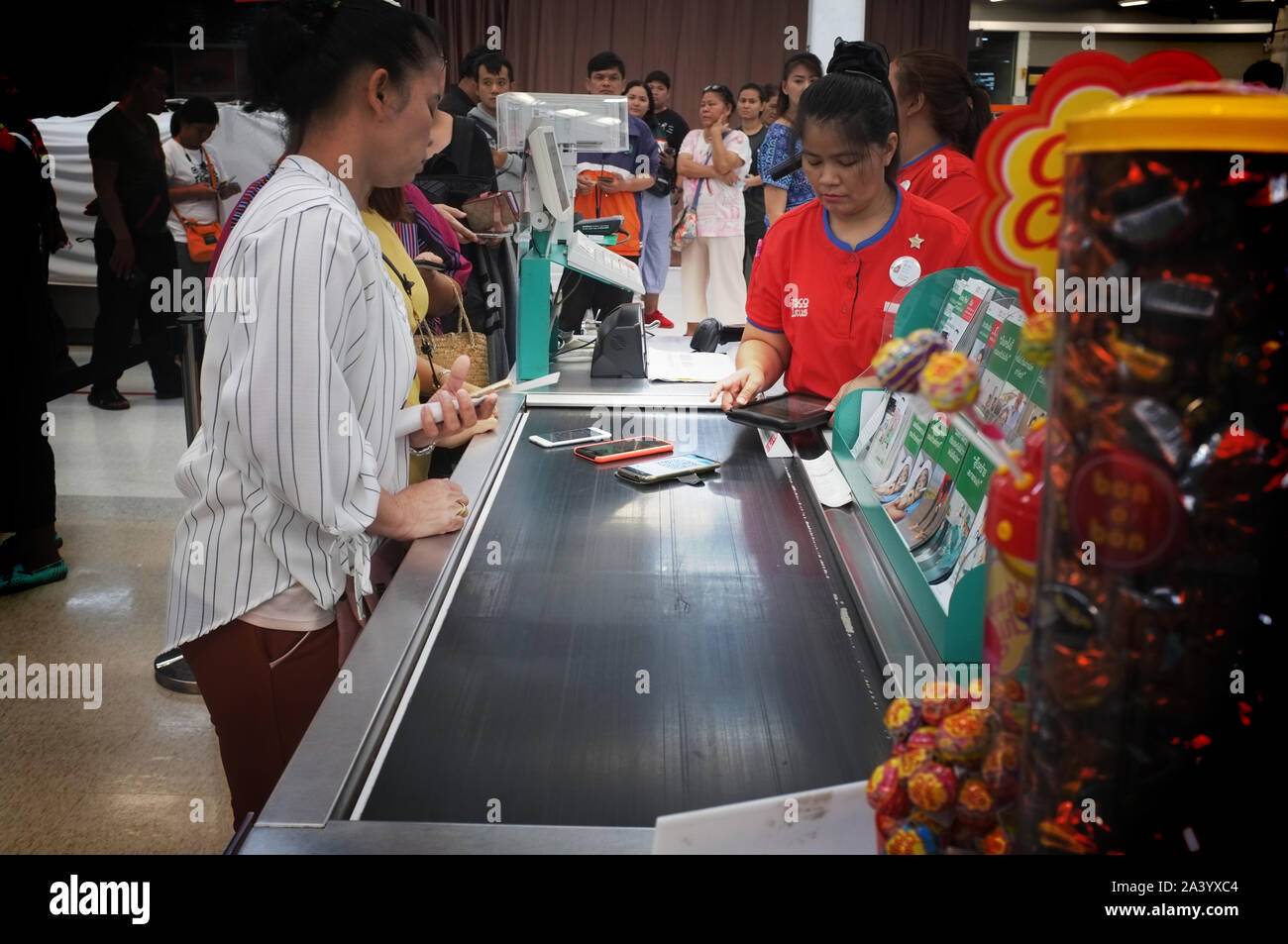 Bangkok , Thailandia : Ottobre 08 2019 : Progetto 'Slui Shop uso' ,'Tesco' risolve il problema degli acquirenti di degustazione con lunghe code - a exchange per 'co Foto Stock