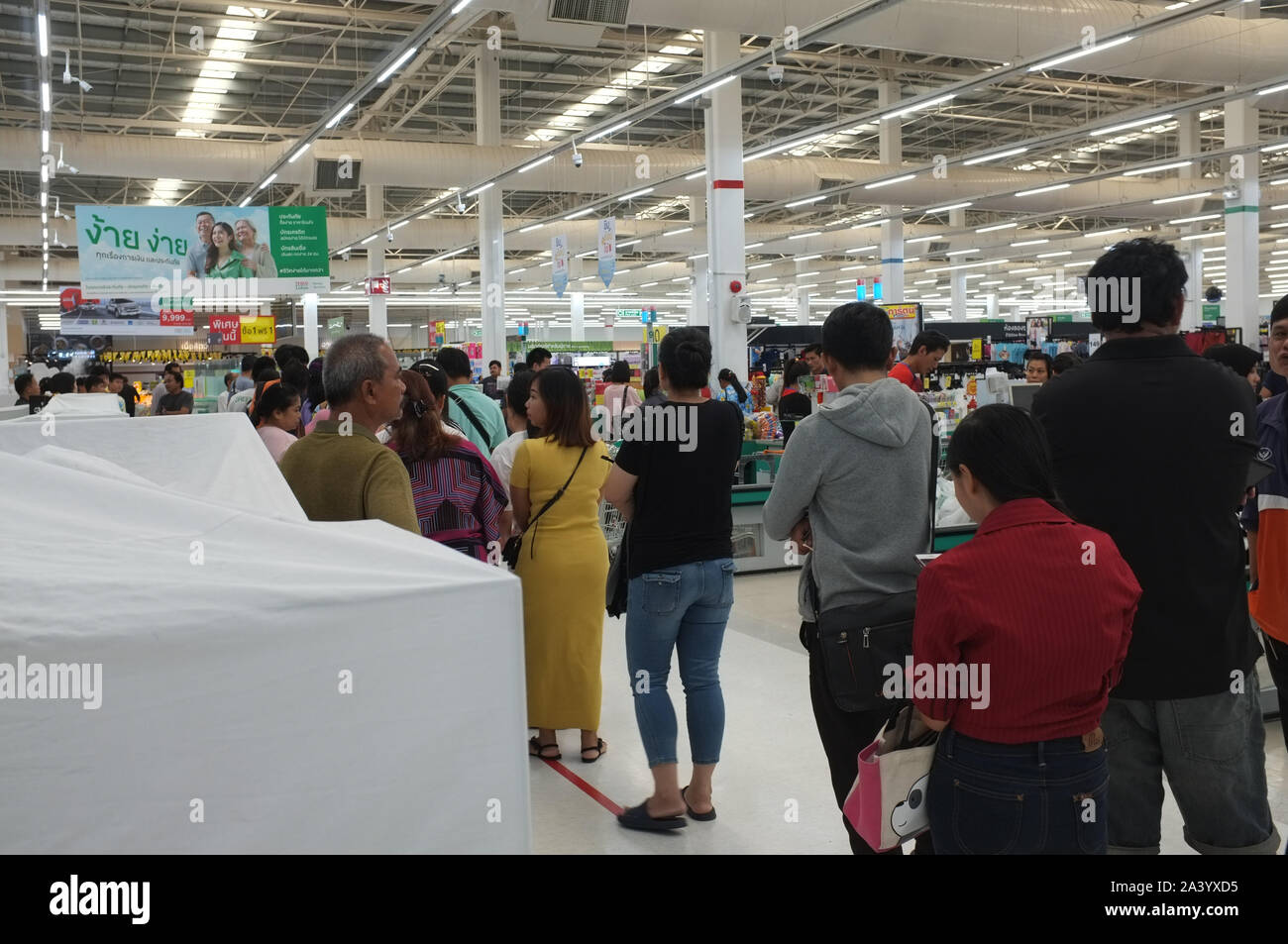 Bangkok , Thailandia : Ottobre 08 2019 : Progetto 'Slui Shop uso' ,'Tesco' risolve il problema degli acquirenti di degustazione con lunghe code - a exchange per 'co Foto Stock