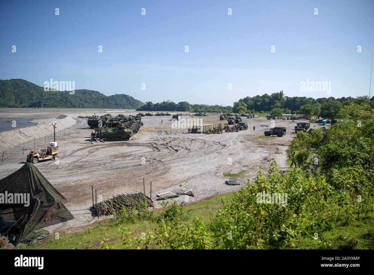 Philippine aviatori e U.S. Marines treno durante KAMANDAG 3 presso il colonnello Ernesto P. Ravina Air Base, Filippine, 10 ottobre, 2019. Gli Stati Uniti è orgogliosa di partecipare a questa Philippine-led, esercizio bilaterale al fine di sviluppare competenze su una vasta gamma di operazioni militari. KAMANDAG 3 è un Philippine-led, esercizio bilaterale con la partecipazione del Giappone. KAMANDAG è un acronimo per la frase di Filippino "Kaagagapay Ng Mga Manirigma Ng Dagat", il che si traduce in "Cooperazione dei guerrieri del mare", evidenziando il partenariato tra gli Stati Uniti e le forze armate filippine. (U.S. Ma Foto Stock