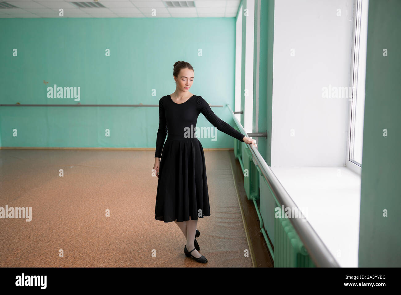 Ballerina indossando abito nero a barre Foto Stock