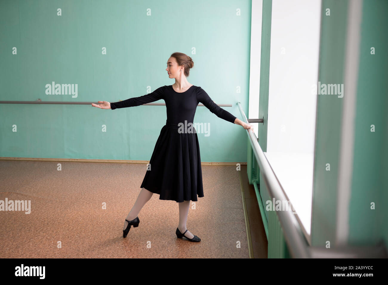 Ballerina indossando abito nero a barre Foto Stock