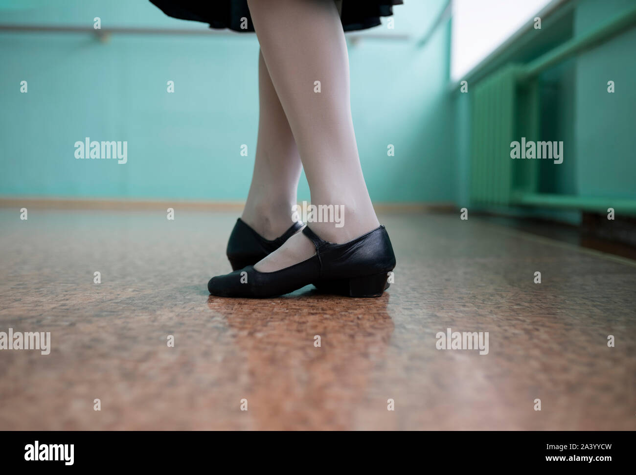 Piedi di ballerina indossa scarpe nere Foto Stock