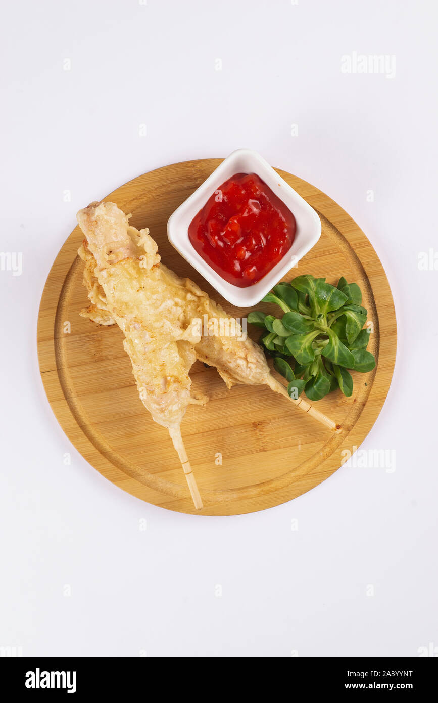 Fritte salsicce su spiedini con salsa di pomodoro Foto Stock