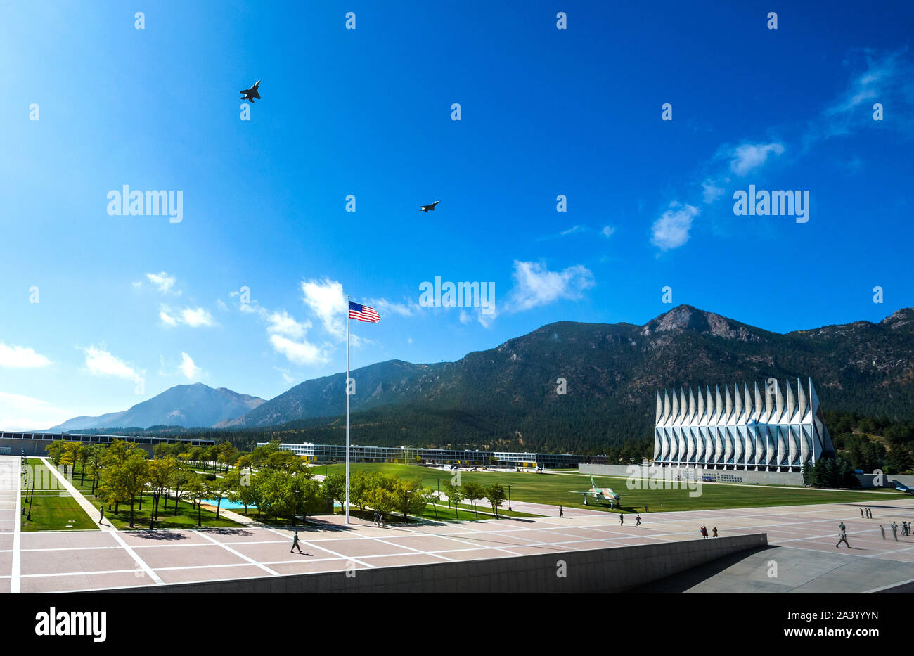 Stati Uniti AIR FORCE ACADEMY, Colo. - Due F-15s cavalcavia il terrazzo durante il pasto di mezzogiorno formazione il 2 ottobre, 2019 presso l'U.S. Air Force Academy. (U.S. Air Force foto/Trevor Cokley) Foto Stock