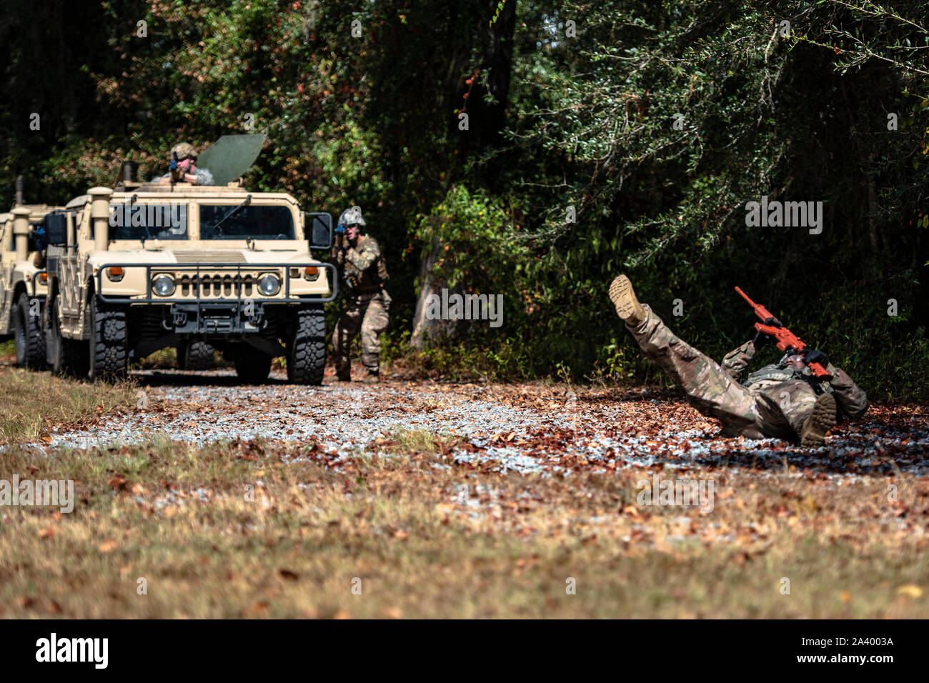 Una simulazione di incidenti, diritto, cade a terra durante un convoglio di campo operazione Ott 8, 2019, a Moody Air Force Base, Ga. Il convoglio di campo operazione ha dato 23d delle forze di sicurezza Squadron aviatori l opportunità di migliorare la capacità di sparare, spostare e comunicare, garantendo la aviatori siano adeguatamente formati e preparati a svolgere la loro missione in un ambiente impugnata. (U.S. Air Force foto di Airman 1. Classe Taryn Butler) Foto Stock