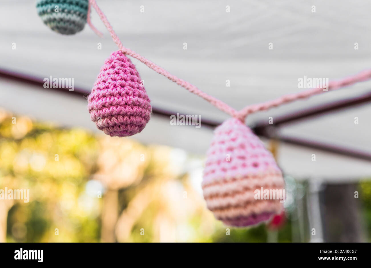 Maglia sfere colorate appeso ad una street market alimentare. Foto Stock