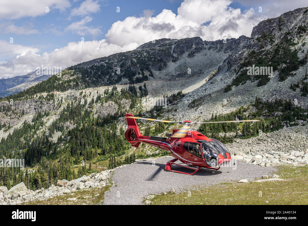 WHISTLER, Canada - 25 agosto 2019: rosso elicottero sul Monte Blackcomb aria per tour di ricerca. Foto Stock