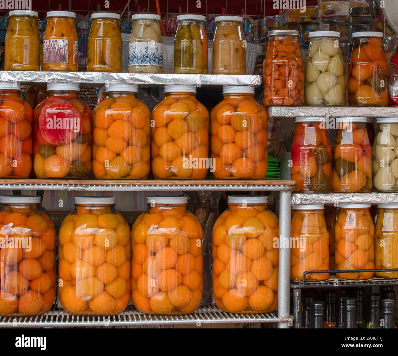 Frutti vari jar crystal vendita sul mercato tradizionale a mano deliziosi colorati sani pesche organico Foto Stock