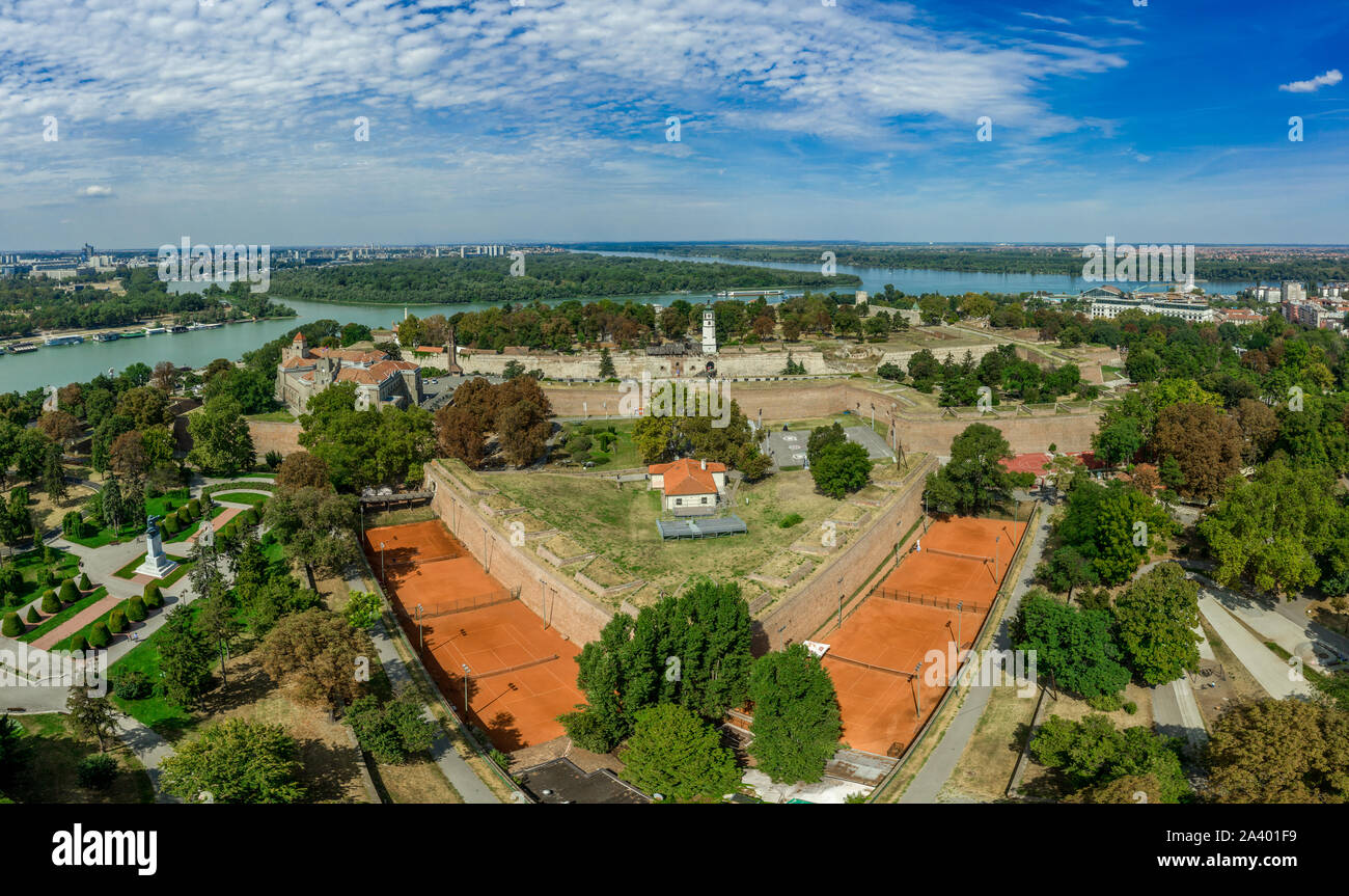 Vista aerea del Belgrad Kalesi, Damad Turbe, Sahat Kula clock tower, bastioni e fortificazioni nel castello di Belgrado in Serbia ex Iugoslavia Foto Stock