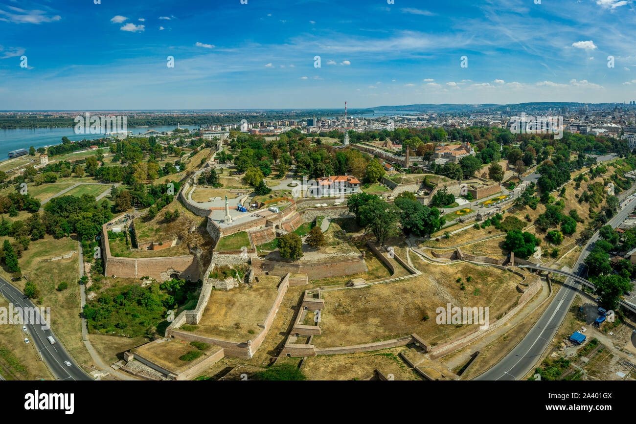 Veduta aerea del castello di Belgrado (Belgrado) il Kalemegdan presso il punto di incontro fra il Danubio e la Sava fiumi in Serbia con anelli di fortificatio Foto Stock
