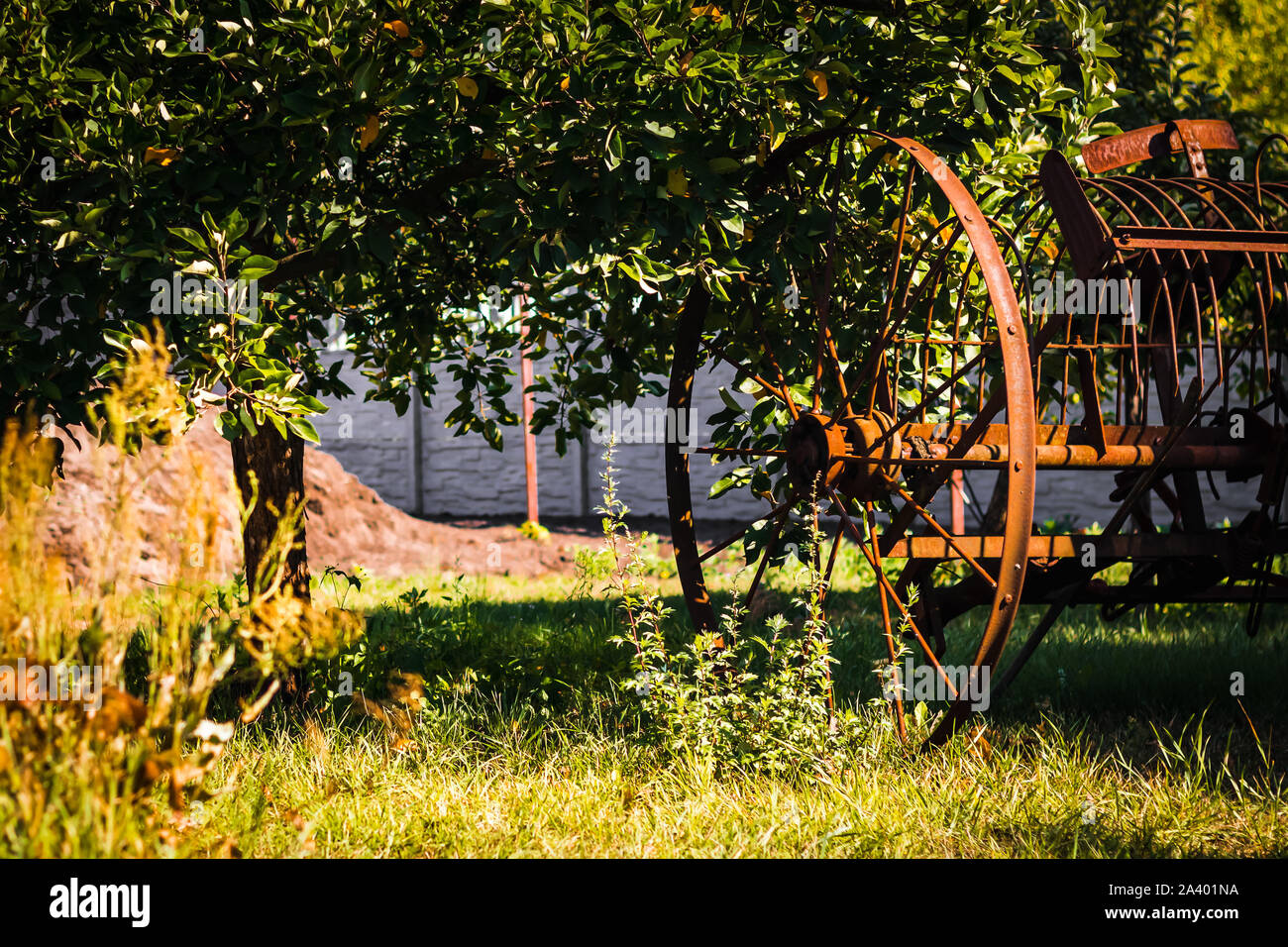 Vecchio attrezzo agricolo. Abbandonate le attrezzature agricole. Rusty metal gear per la raccolta e la semina. Foto Stock
