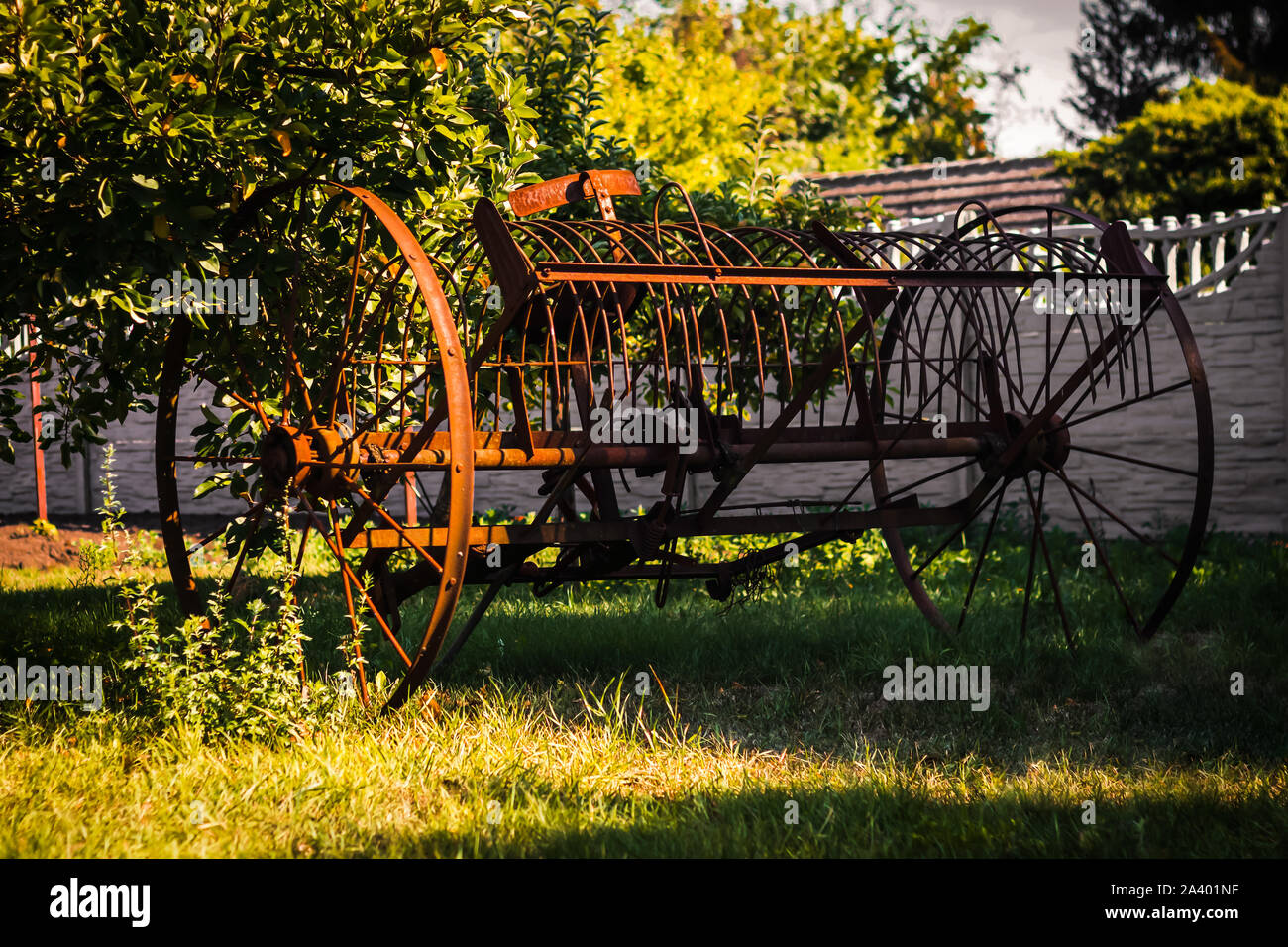 Vecchio attrezzo agricolo. Abbandonate le attrezzature agricole. Rusty metal gear per la raccolta e la semina. Foto Stock