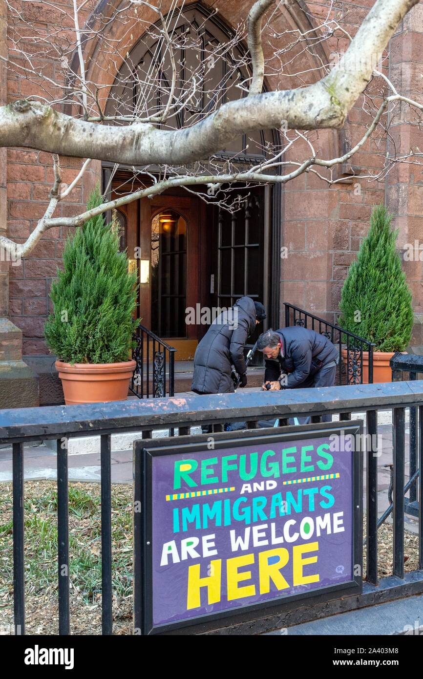 Accogliere gli immigrati e i rifugiati, Chiesa dell'Ascensione, 11TH STREET, Manhattan, New York, Stati Uniti, STATI UNITI D'AMERICA Foto Stock