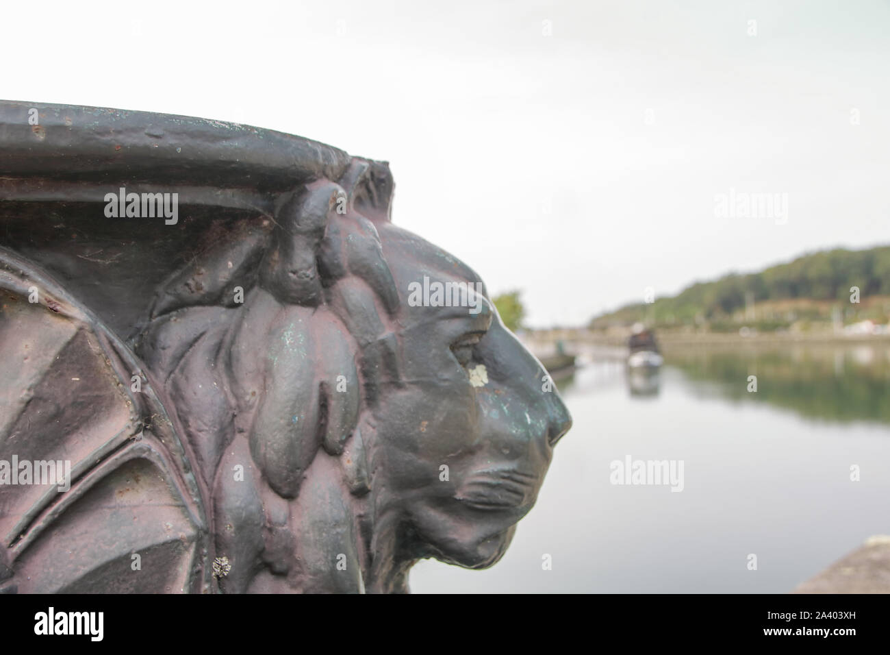 Base di un lampione in forma di Lion su un ponte a Bayonne, Aquitaine, Francia Foto Stock