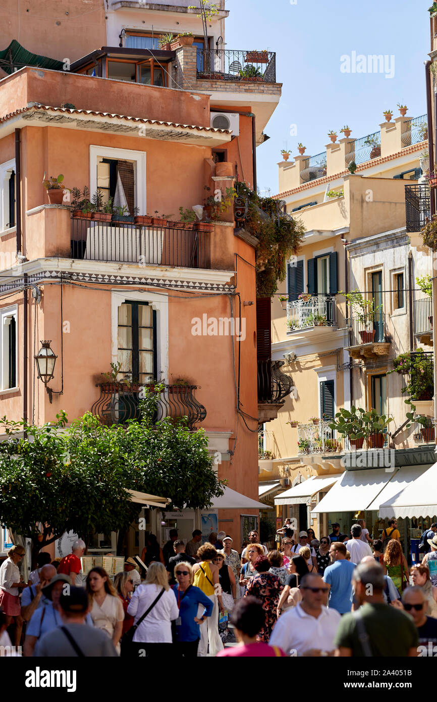 Strade scene in Taormina, Sicilia Foto Stock