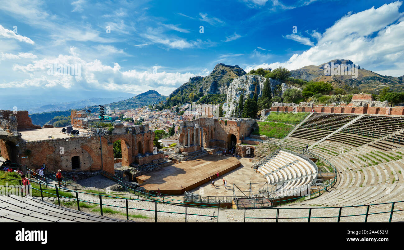 Antico Anfiteatro greco - romano di Taormina, Sicilia, Italia Foto Stock