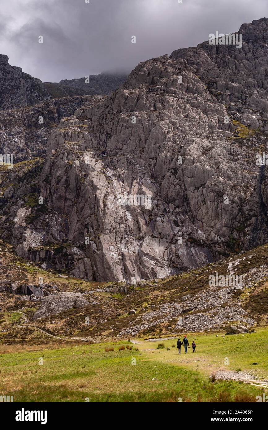Famiglia escursioni nelle montagne Glyderau, Snowdonia, il Galles del Nord Foto Stock
