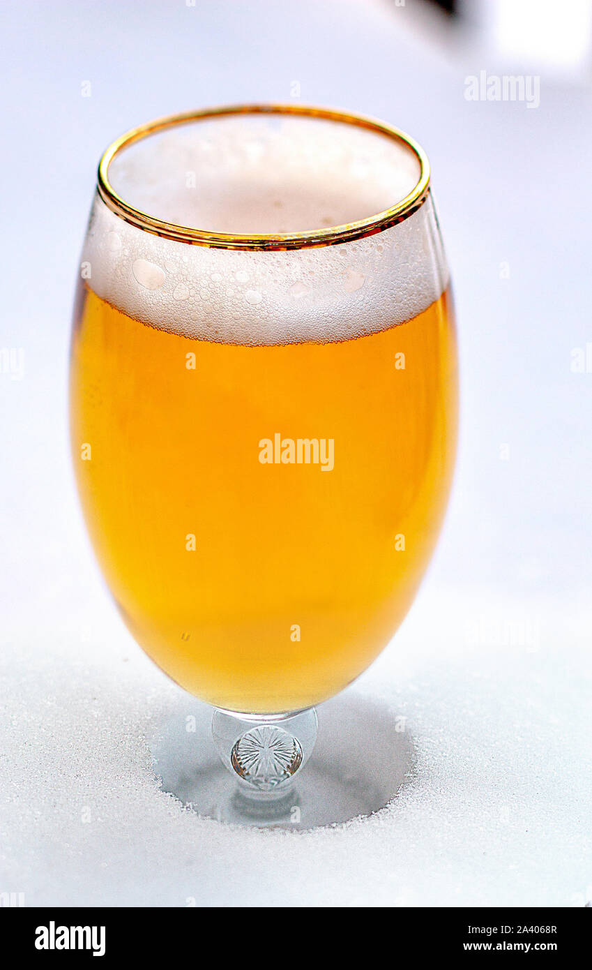 Close up di tazze di Stella Artois piena di birra sulla neve Foto Stock