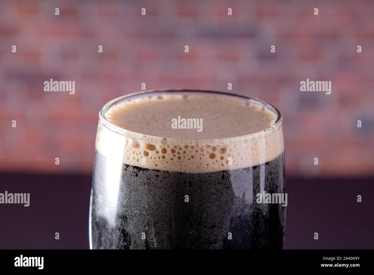 Un buio Irish Stout secca bicchiere da birra vista ravvicinata Foto Stock