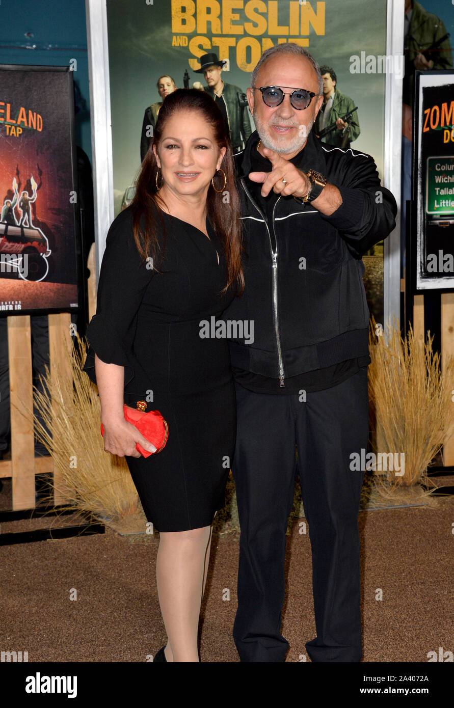 Los Angeles, Stati Uniti d'America. 10 ottobre, 2019. Gloria Estefan & Emilio Estefan alla premiere di " "Zombieland": doppio rubinetto' al Regency Village Theatre. Immagine: Paul Smith/Featureflash Credito: Paul Smith/Alamy Live News Foto Stock