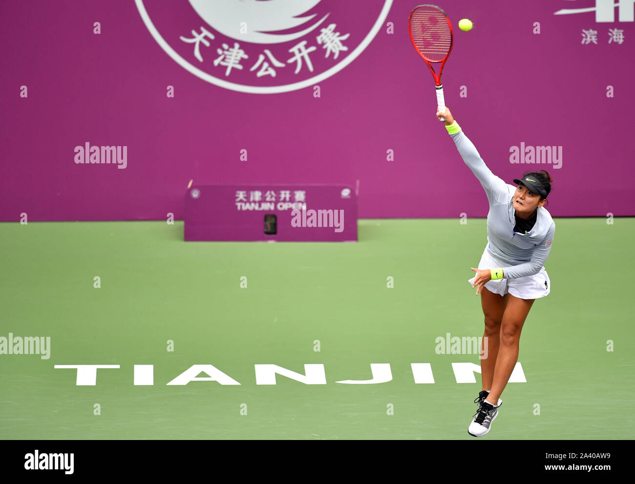 Tianjin, Cina. Undicesimo oct, 2019. Wang Yafan della Cina serve durante la singolare femminile quarterfinal match contro Rebecca Peterson della Svezia presso il WTA Tianjin aprire il torneo di tennis di Tianjin, Cina del nord, 11 ott. 2019. Credito: Li Ran/Xinhua/Alamy Live News Foto Stock