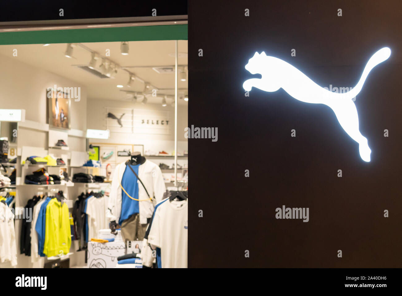 Multinazionale tedesca scarpe e abbigliamento sportivo azienda negozio Puma  e logo che si vede in Shenzhen Foto stock - Alamy
