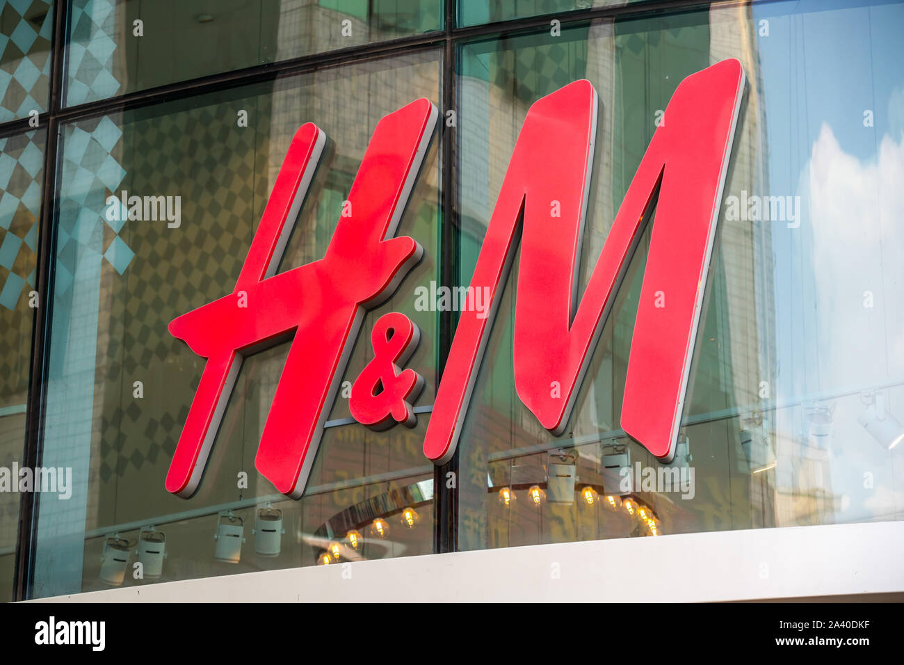 Multinazionale svedese abbigliamento-retail azienda Hennes & Mauritz, o  H&M, il logo che si vede in Shenzhen Foto stock - Alamy