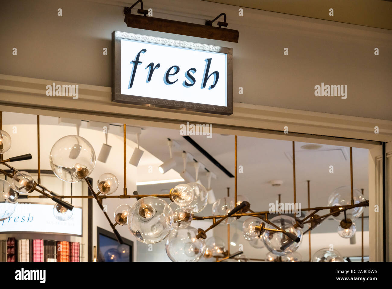 Bellezze naturali prodotti cosmetici di marca negozio fresco e il logo che si vede in Shenzhen. Foto Stock